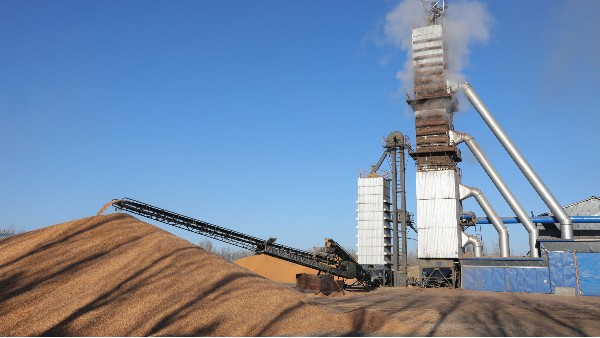 烘糧噸成本降至28元！300噸烘干塔用上秸稈直燃熱風(fēng)爐，相比燃煤一天節(jié)省一萬六！