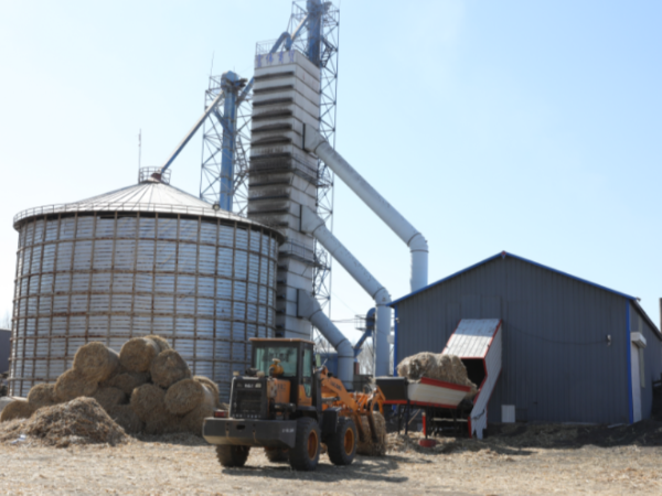 煤價(jià)上漲，糧食烘干用上生物質(zhì)秸稈大包直燃熱風(fēng)爐，一年省下30萬